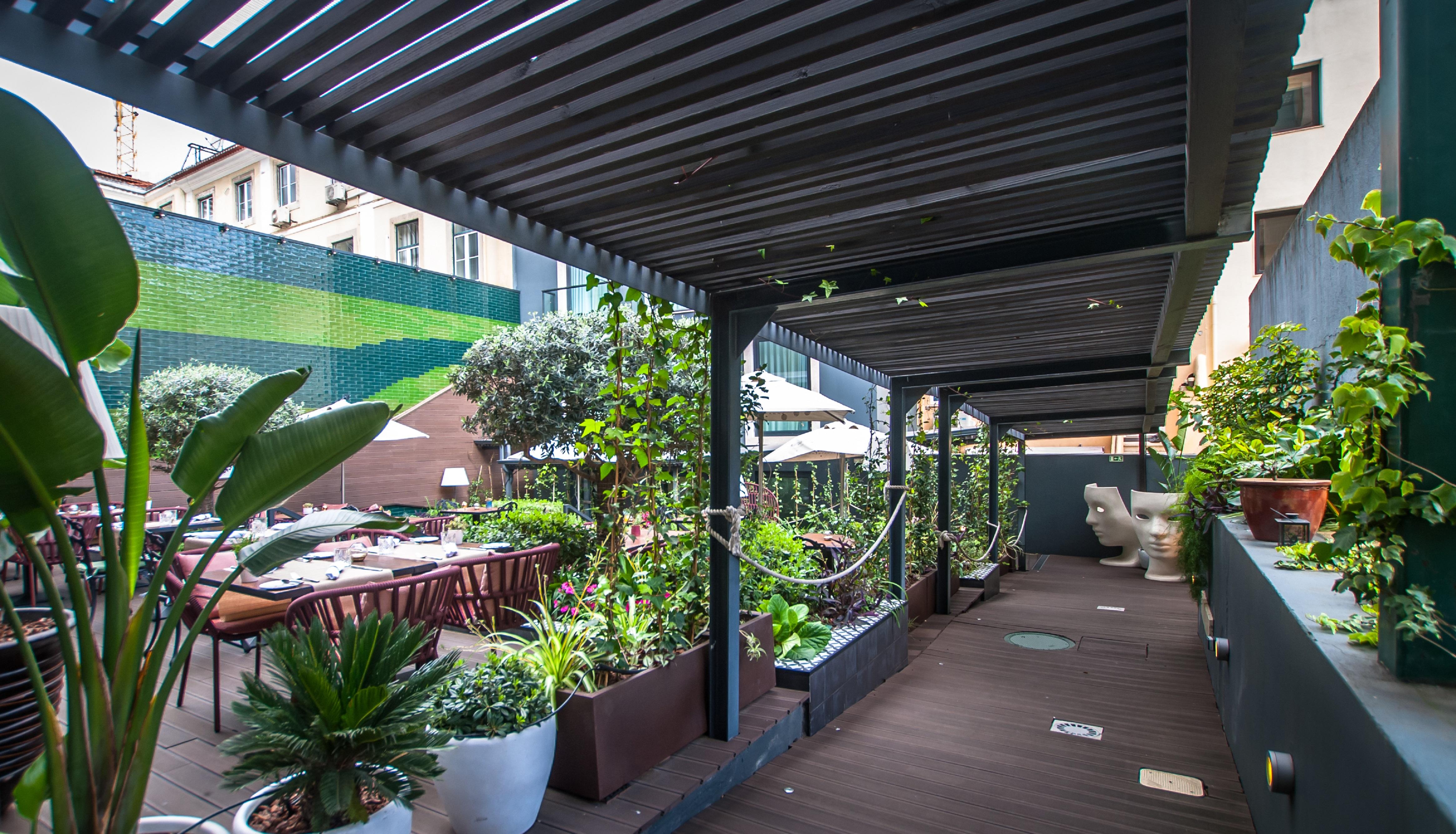 138 Liberdade Hotel Lisboa Exteriör bild The rooftop garden at the hotel