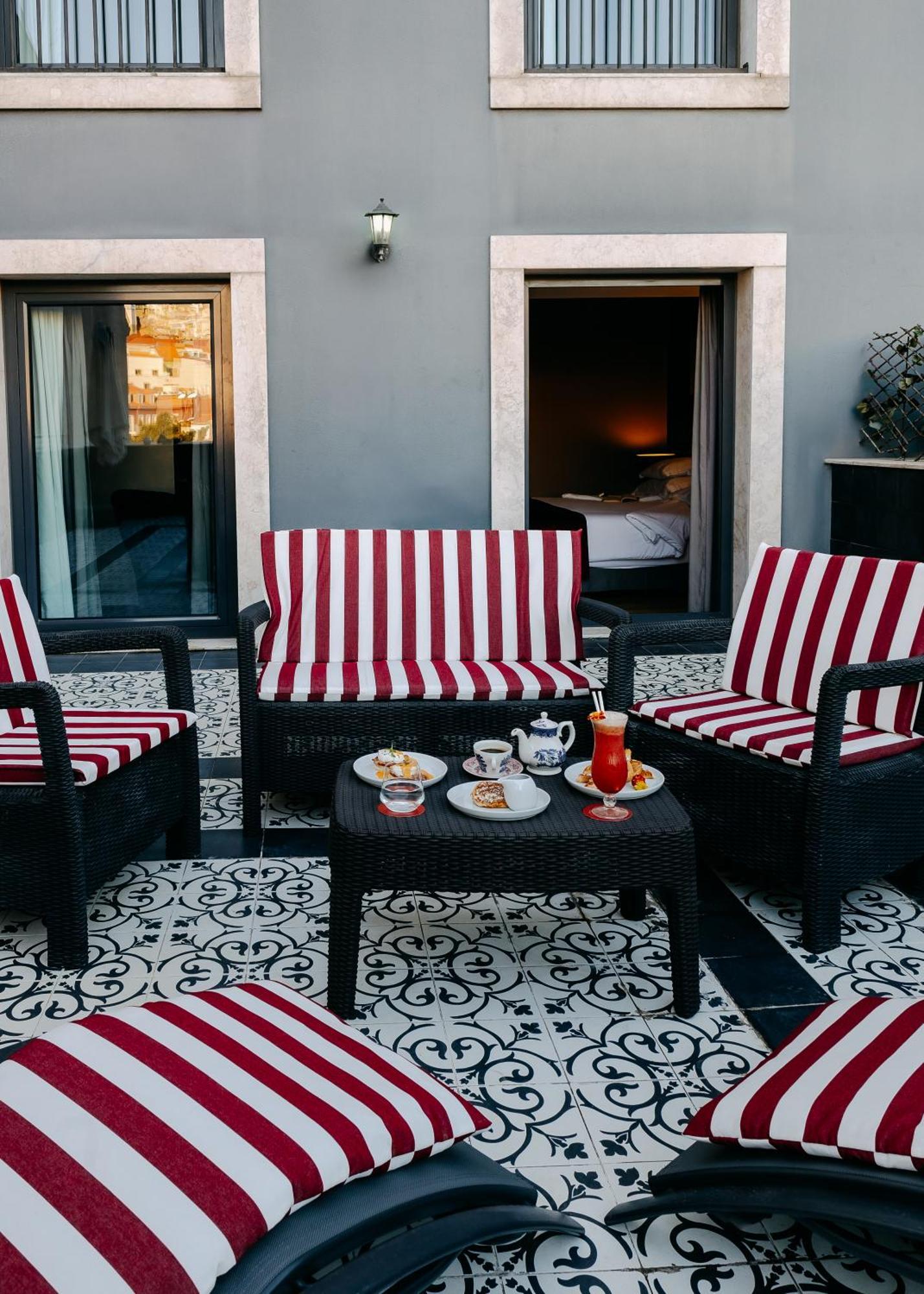 138 Liberdade Hotel Lisboa Exteriör bild A typical patio at the hotel